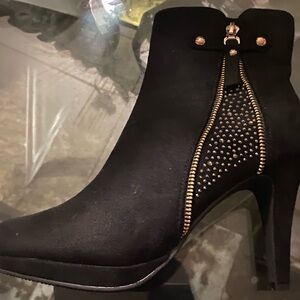 Elegant Black Ankle Boots